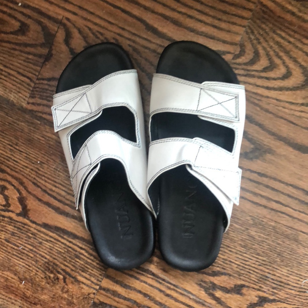 Lisa Says Gah white footbed sandals
